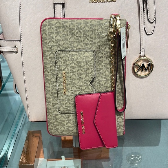 MICHAEL KORS JET SET ITEM LG 2 in 1 CARD CASE & WRISTLET
Carmine Pink
NWT - Picture 16 of 16